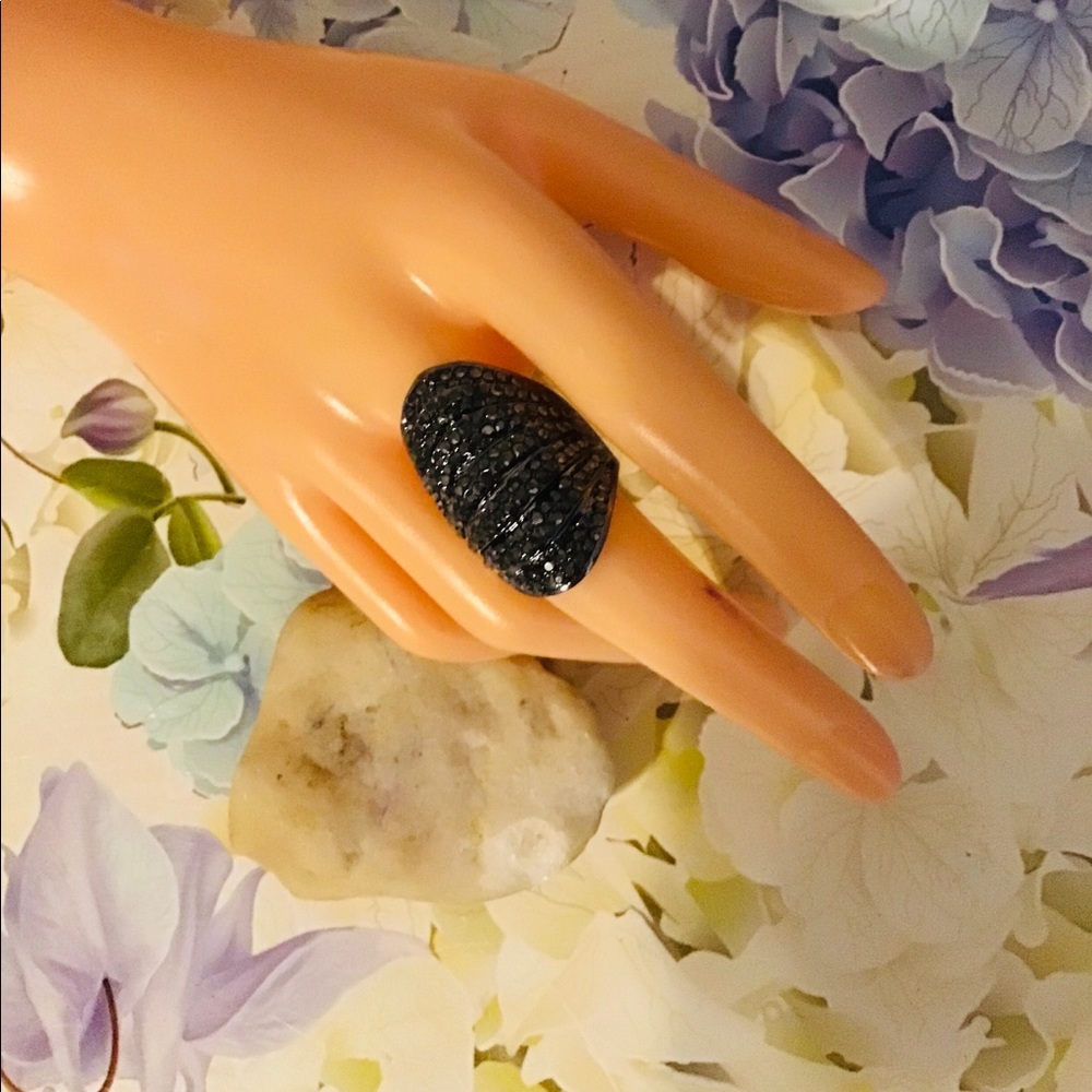 ❤️🔥🔥Heavy Duty beautiful big silver and black ring for a women